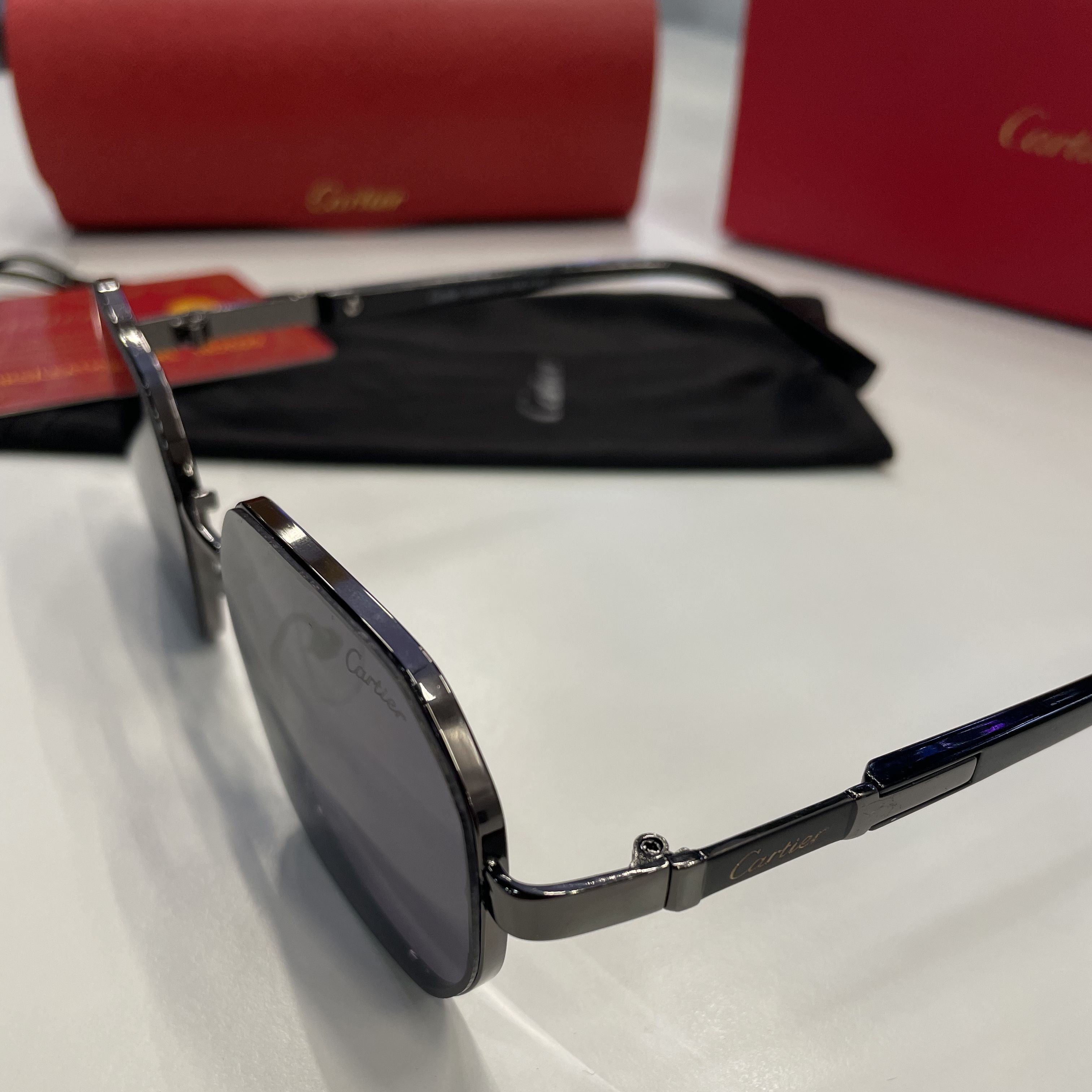 Lunettes Cartier – Monture noir métallisé & verres noirs premium