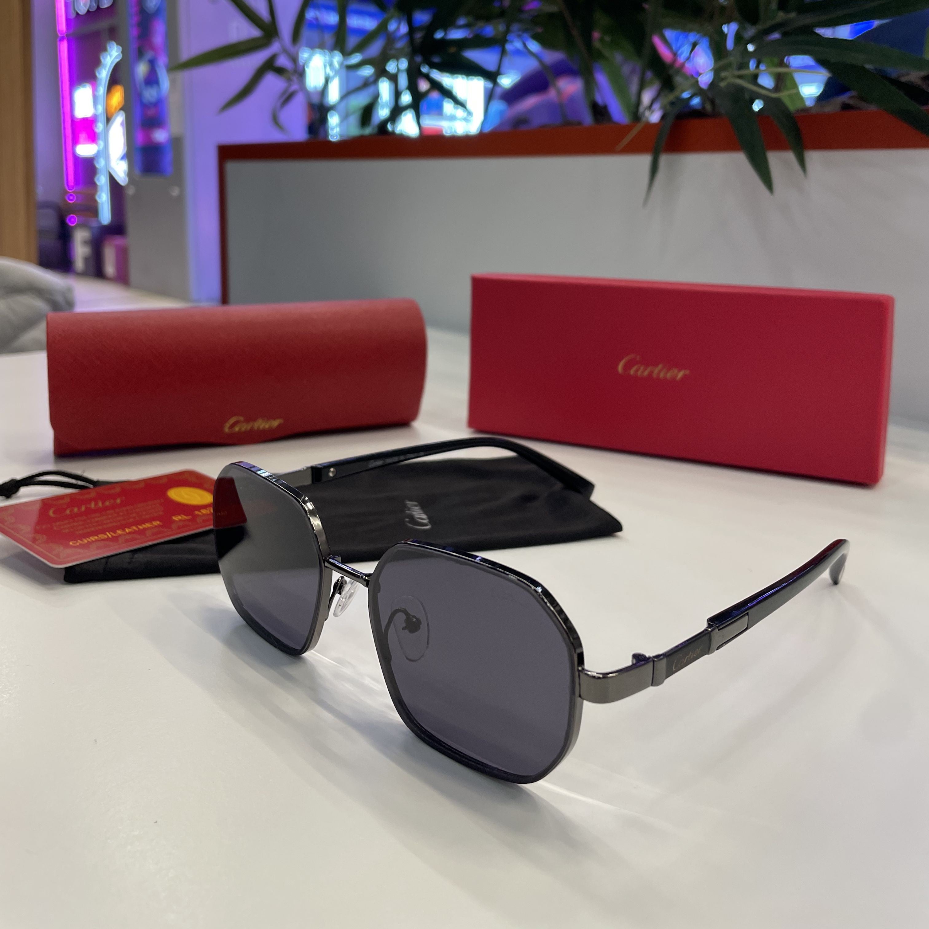 Lunettes Cartier – Monture noir métallisé & verres noirs premium