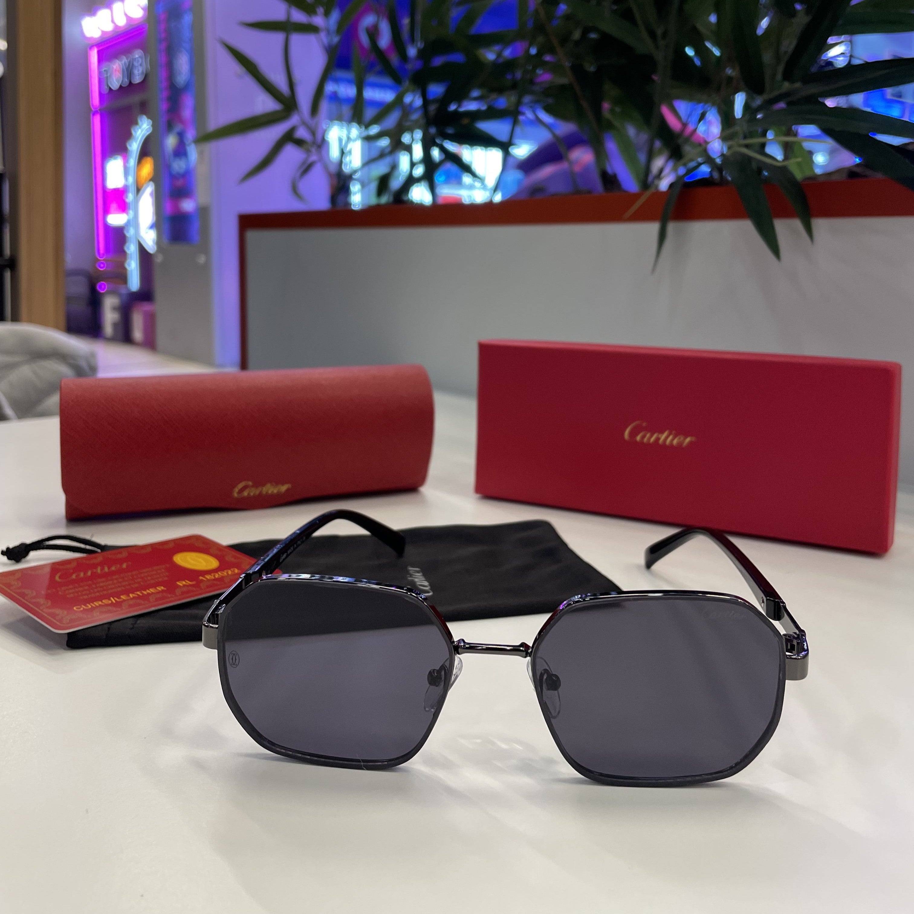 Lunettes Cartier – Monture noir métallisé & verres noirs premium